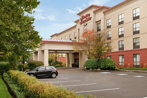 Classic hotel with a central entrance and two wings, offering easy access to parking.