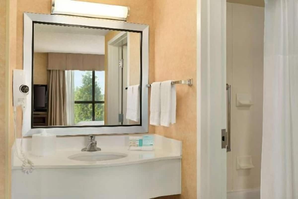 Bathroom | Combined shower/tub, hair dryer, towels, soap