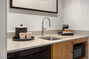 Deluxe, One King and One Sofa Bed | Minibar
