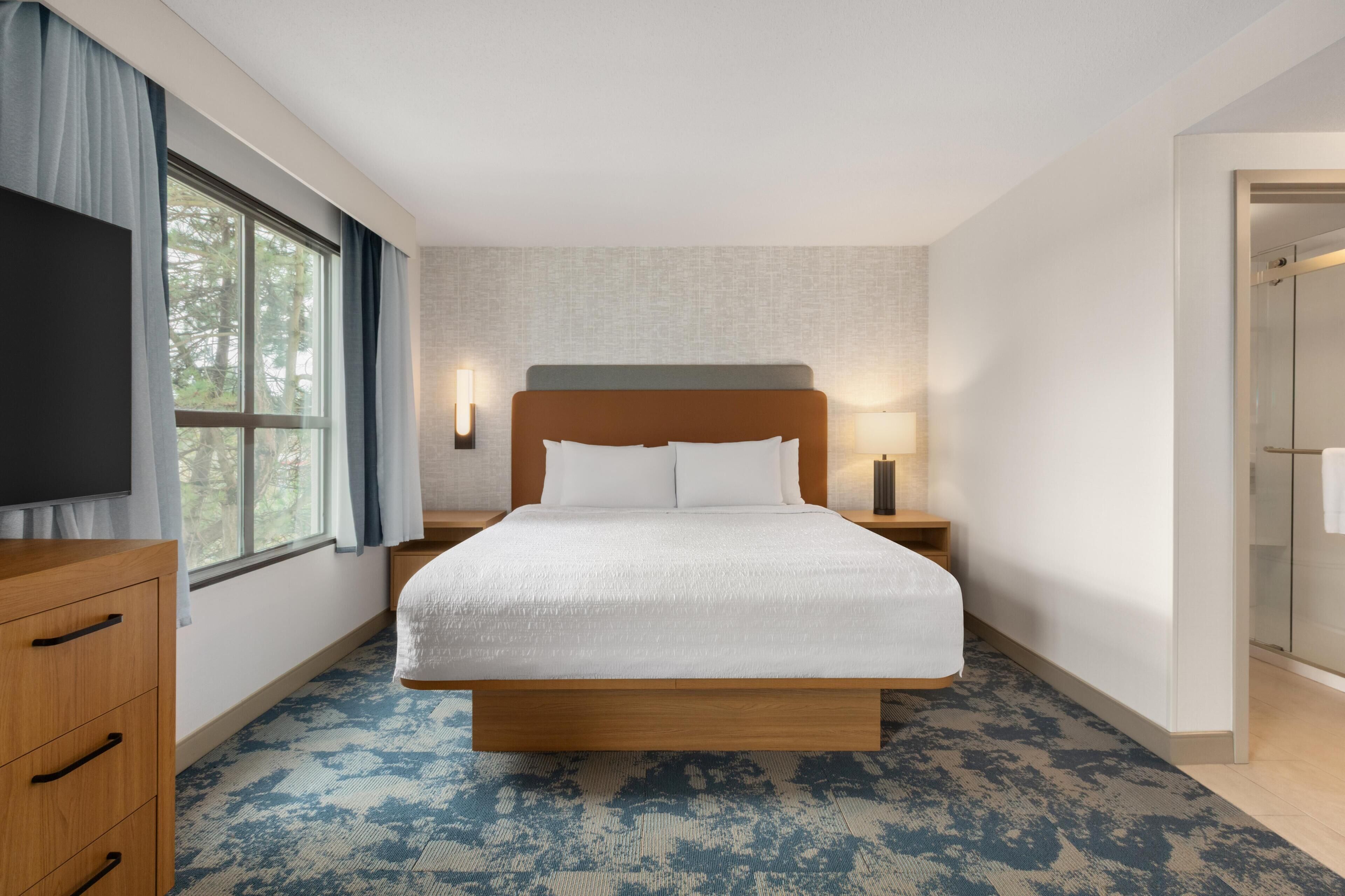 Deluxe, Uma cama King e um sofá-cama | Escrivaninha, ferros/tábuas de passar roupa, Wi-Fi de cortesia