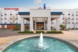 A hotel entrance with a fountain, a clear sky, and a sign reading 'Hampton Inn & Suites by Hilton'. - Hampton Inn & Suites by Hilton Langley-Surrey (Surrey)