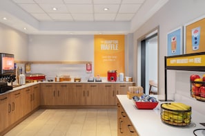 Free daily buffet breakfast  - Hampton Inn & Suites by Hilton Langley-Surrey (Surrey)