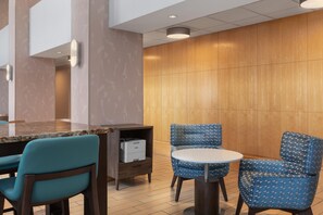 A hotel lobby with a bar area, seating, and a wooden wall. - Hampton Inn & Suites by Hilton Langley-Surrey (Surrey)