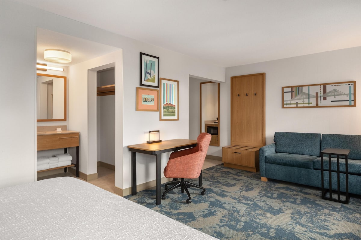 豪華客房一特大床一梳化床客房 | 書桌、熨斗/熨衫板、免費 Wi-Fi、床單