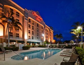 Outdoor pool, open 7:00 AM to 10:00 PM, pool umbrellas, pool loungers - Hampton Inn Ft. Lauderdale Airport North Cruise Port (Fort Lauderdale)