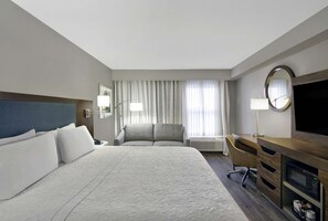 Escritorio, espacio para trabajar con laptop y cortinas blackout 