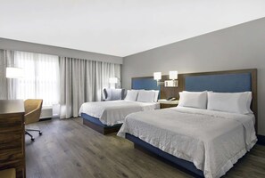 Escritorio, espacio para trabajar con laptop y cortinas blackout 