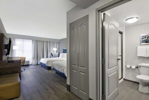 Escritorio, espacio para trabajar con laptop y cortinas blackout