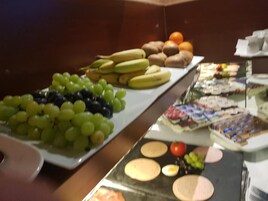 Un buffet con frutta e dolci assortiti.