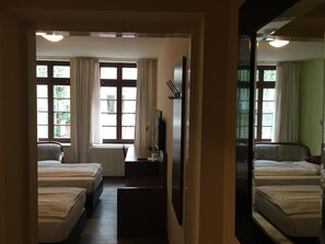 防过敏的被褥、办公桌、折叠床/加床(额外收费)、床单