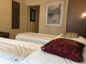 Standard Double or Twin Room | Hypo-allergenic bedding, desk, rollaway beds, bed sheets - AltDüsseldorf (Düsseldorf)