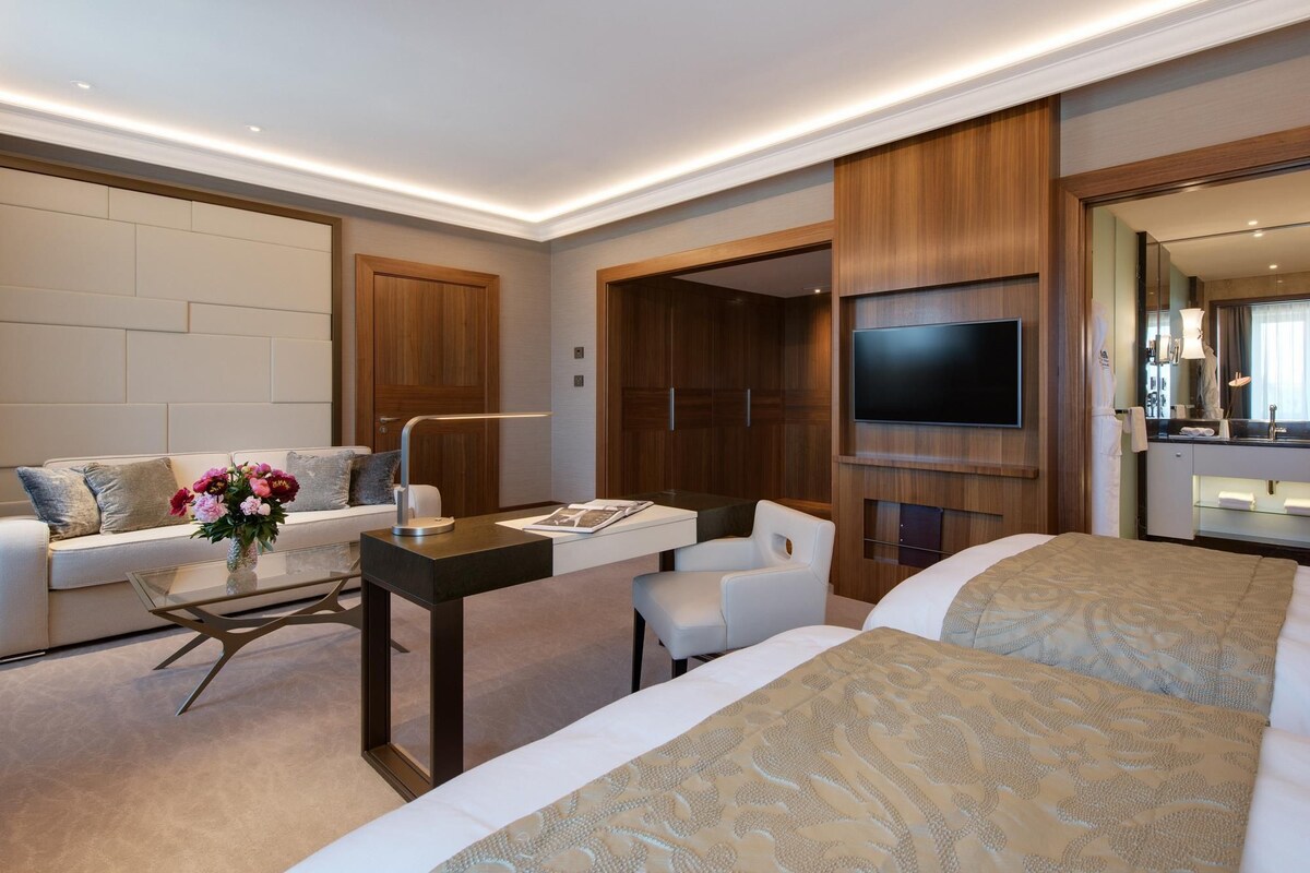 Flat-screen TV, pay films