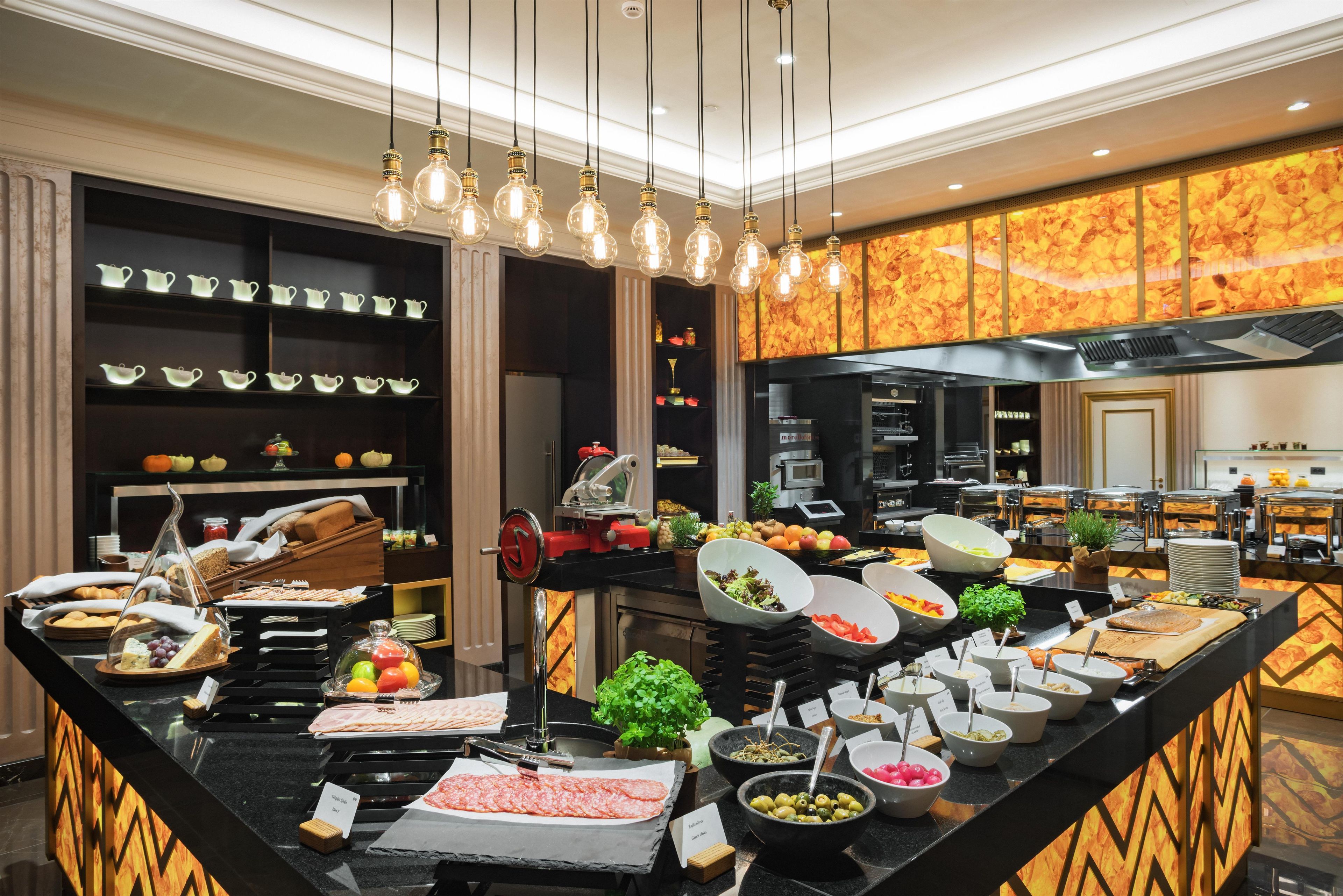 Un buffet proposant une variété de plats, un bar à salades et un coin café.