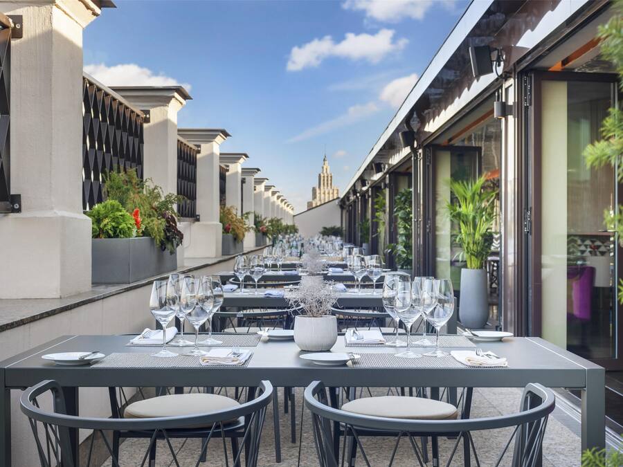 2 restaurants; breakfast, lunch and dinner served