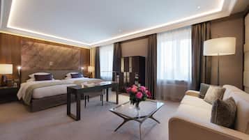 Seprai premium, minibar, brankas, dan meja kerja