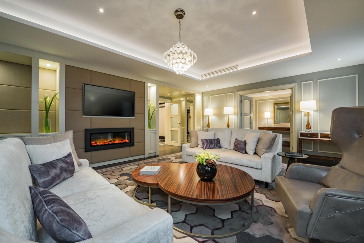 Executive Suite, 1 King Bed, Courtyard View | Living area | Flat-screen TV, pay films