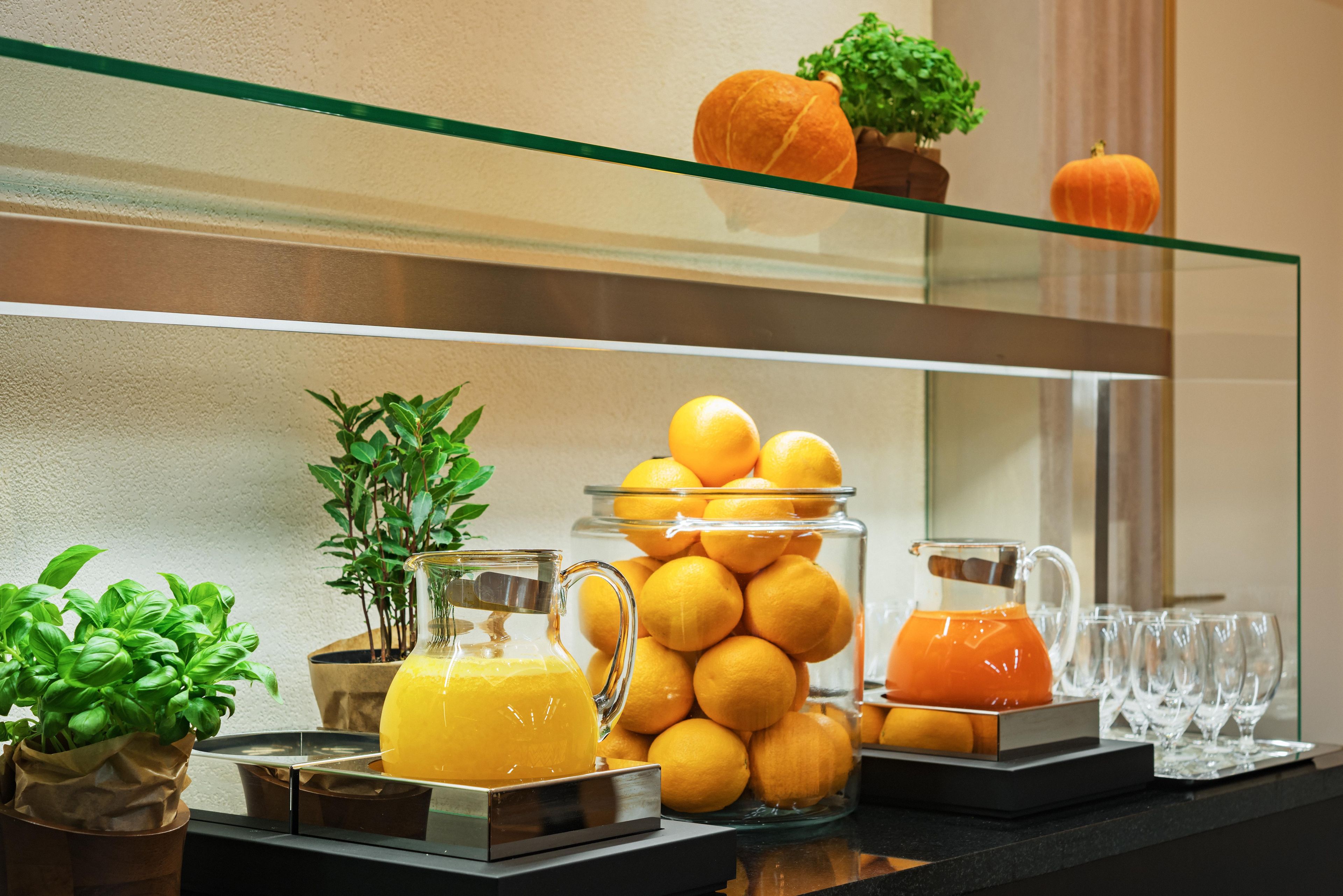 Un bufé de desayuno con diversas opciones de comida y bebidas.