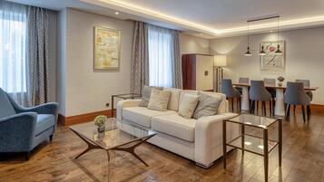 Sengetøy av topp kvalitet, minibar, safe på rommet og skrivebord