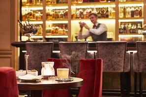 2 bars/lounges