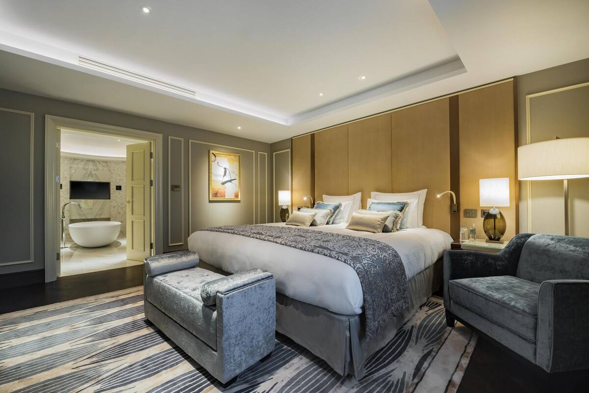 couples treatment room(s), sauna, steam room, body treatments, facials