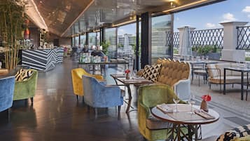 2 restauranter; severer morgenmad og lokale og internationale retter