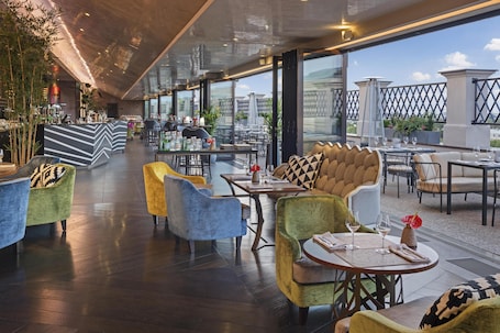 2 restaurants, breakfast, lunch served; local and international cuisine