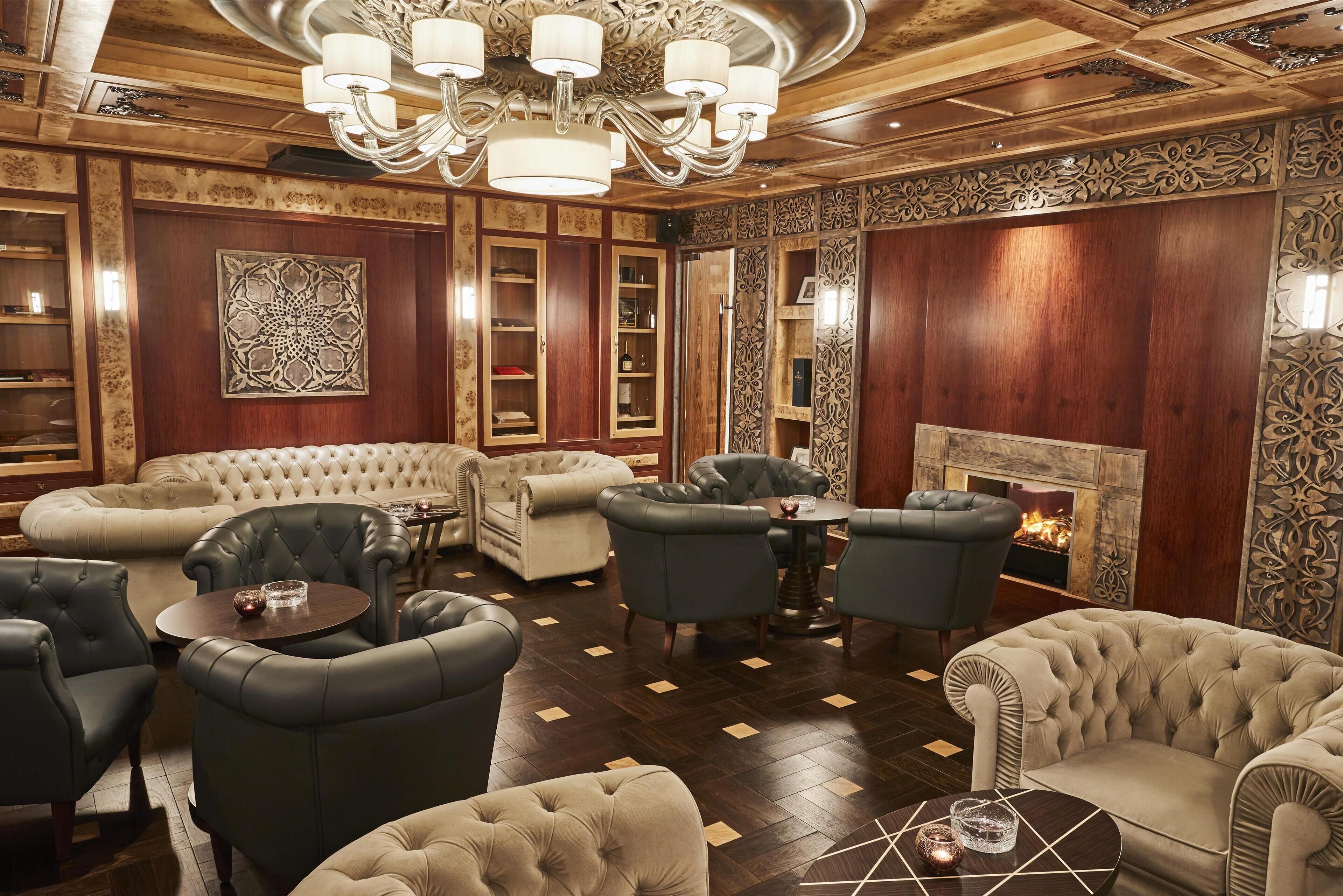 2 bars/lounges