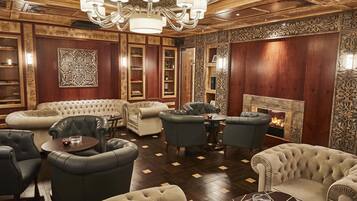 2 bars/lounges