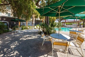 Outdoor pool, sun loungers - La Quinta Inn & Suites by Wyndham San Antonio Airport (San Antonio)