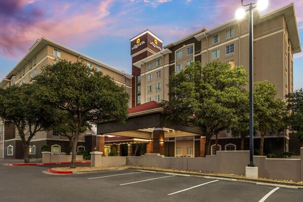 Exterior - La Quinta Inn & Suites by Wyndham San Antonio Airport (San Antonio)