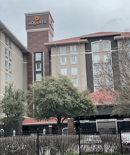 La Quinta Inn & Suites by Wyndham San Antonio Airport
