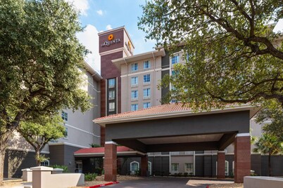La Quinta Inn & Suites by Wyndham San Antonio Airport