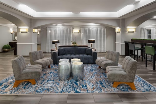 La Quinta Inn & Suites by Wyndham San Antonio Airport