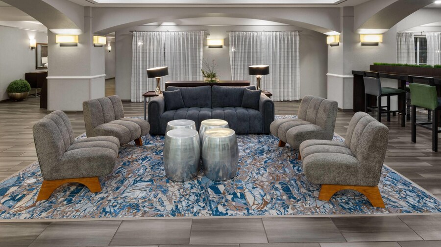 La Quinta Inn & Suites by Wyndham San Antonio Airport