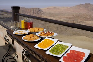 Desayuno continental (JOD 13 por persona) 