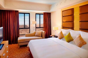 Suite, 1 slaapkamer, roken, uitzicht op vallei | Luxe beddengoed, een minibar, een kluis op de kamer, een bureau