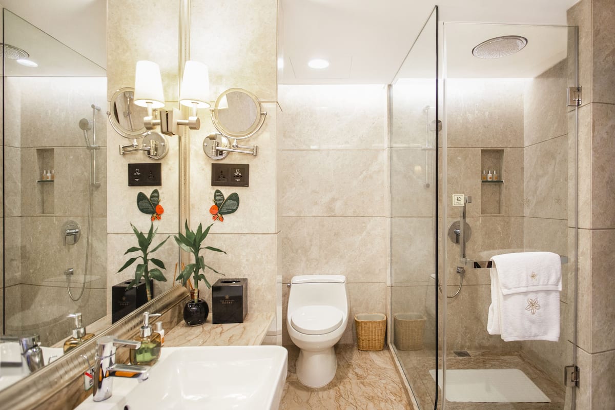 Douche, articles de toilette gratuits, sèche-cheveux, peignoirs