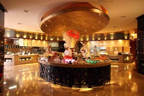 4 restaurants, breakfast served