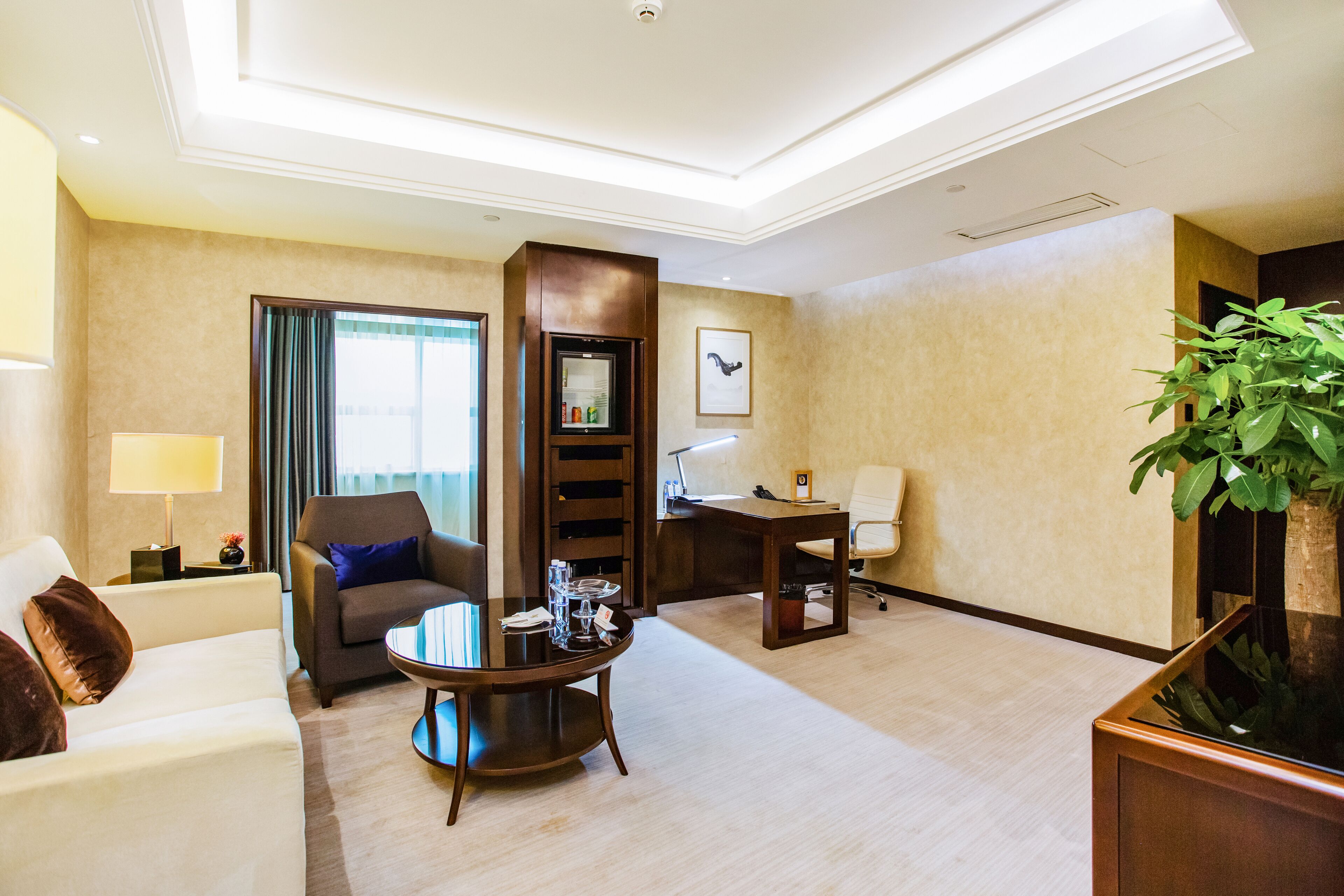 executive suite | premium bedding, down duvets, select comfort beds, minibar