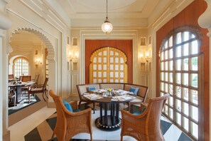 2 restaurants, lunch served