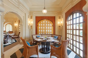2 restaurants, lunch served