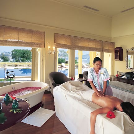 Couples treatment rooms, body treatments, aromatherapy, body wraps