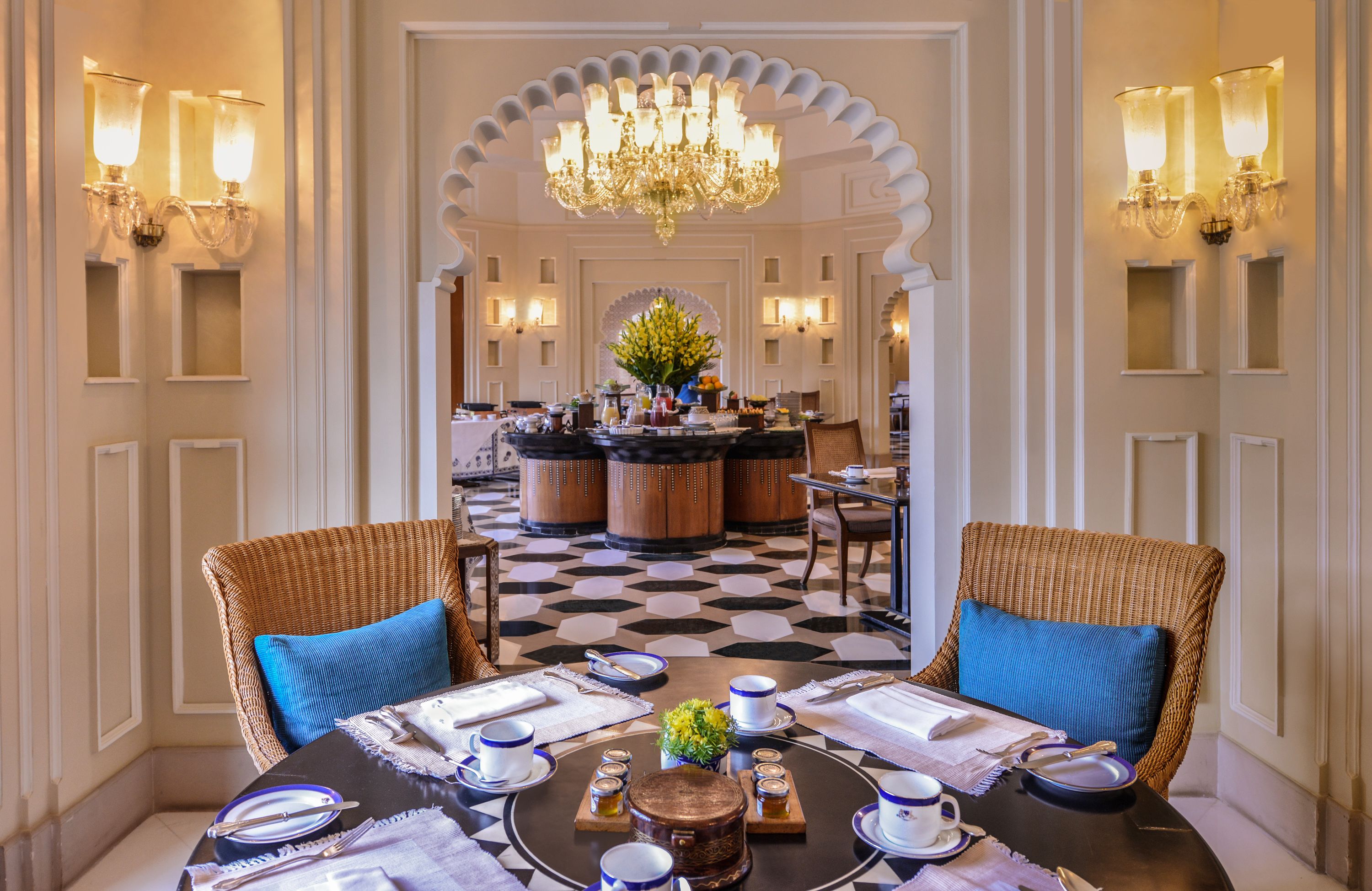 2 restaurants, lunch served