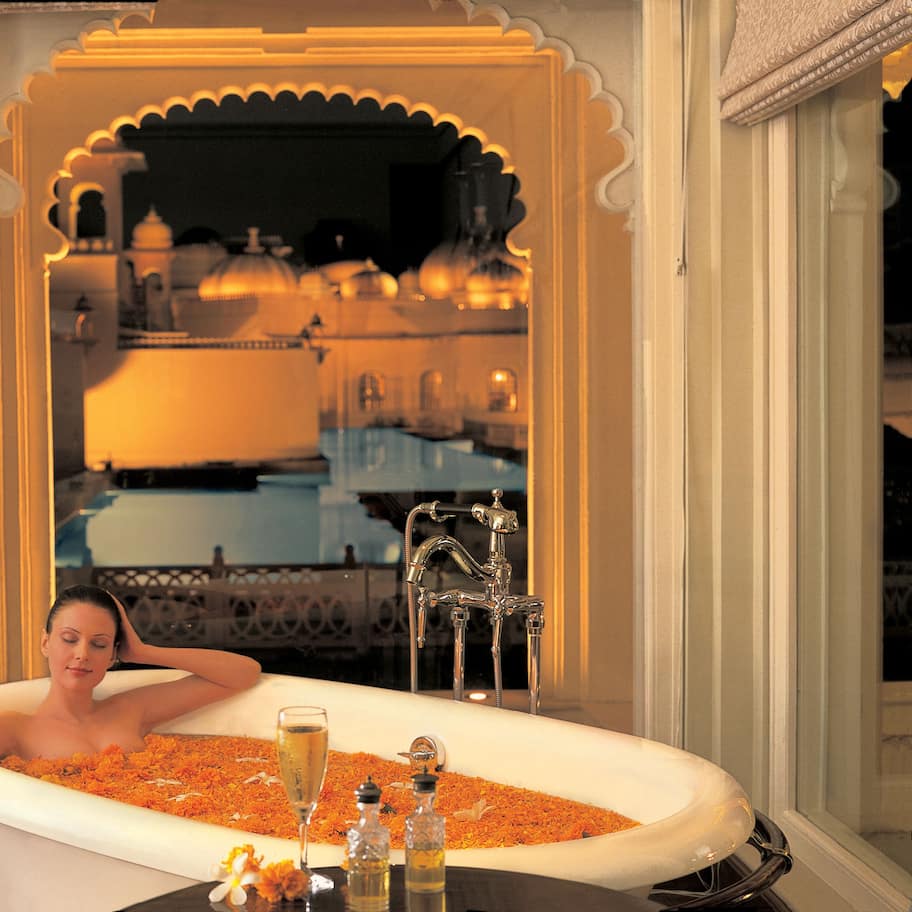 Couples treatment rooms, body treatments, aromatherapy, body wraps