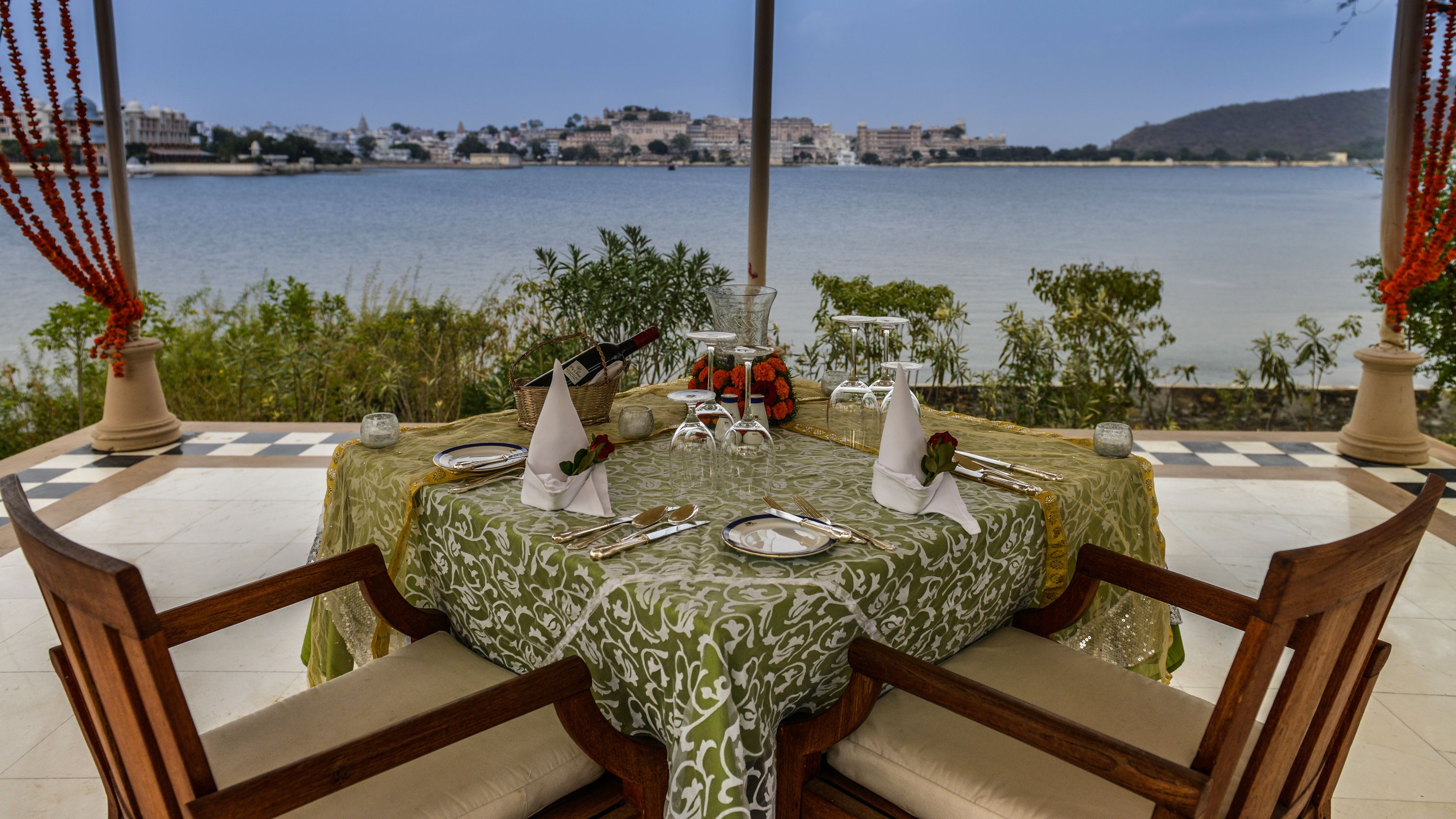 2 restaurants, lunch served