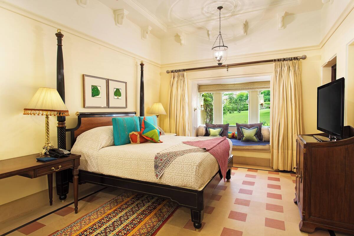 Premium bedding, minibar, in-room safe, desk