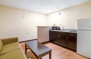 Fridge, microwave, coffee/tea maker - Red Roof Inn & Suites Greenwood, SC (Greenwood)