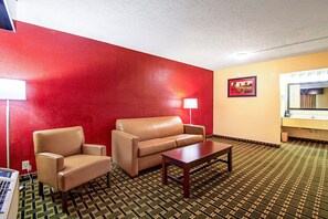 Desk, iron/ironing board, free cots/infant beds, free WiFi - Red Roof Inn & Suites Greenwood, SC (Greenwood)