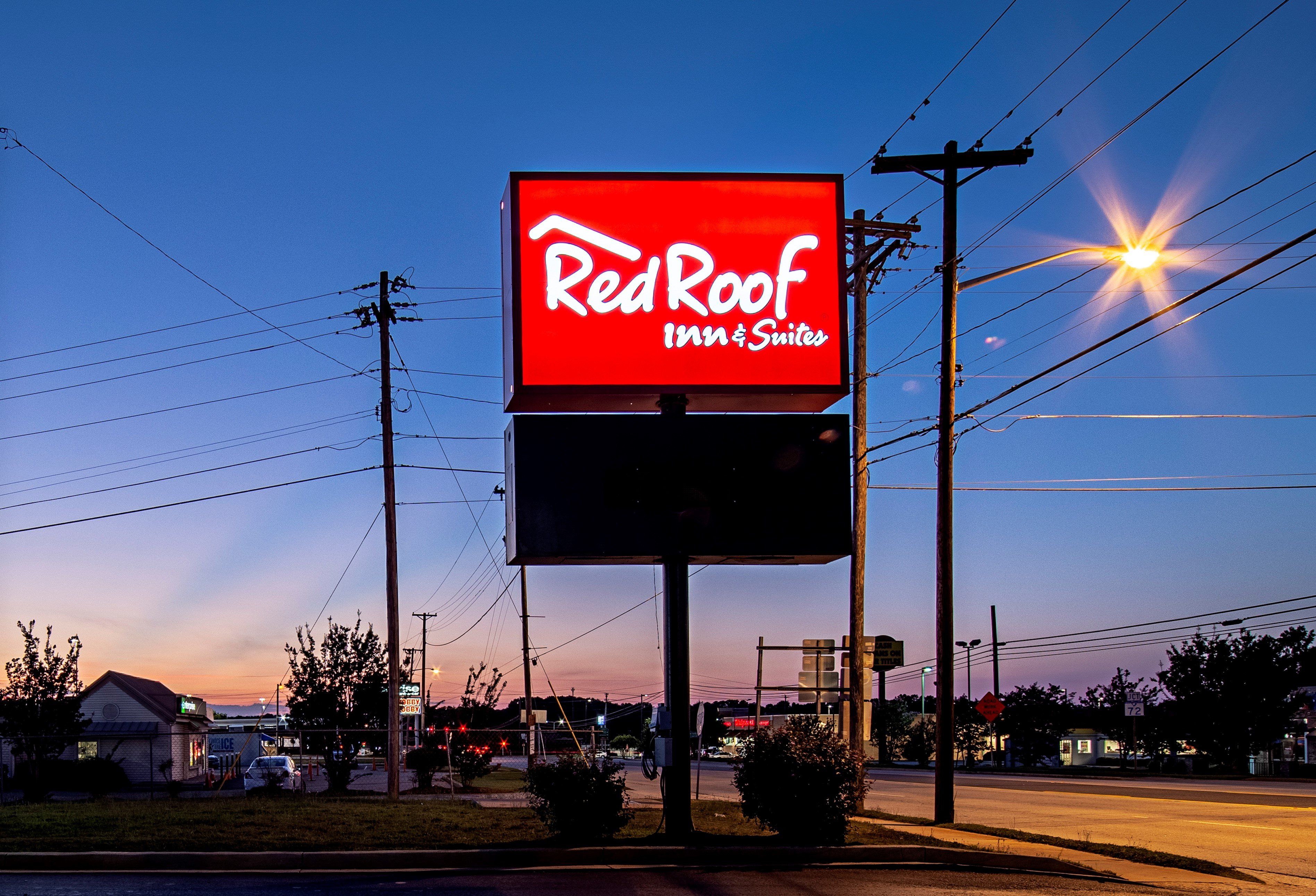 Señalización de Red Roof Inn & Suites.