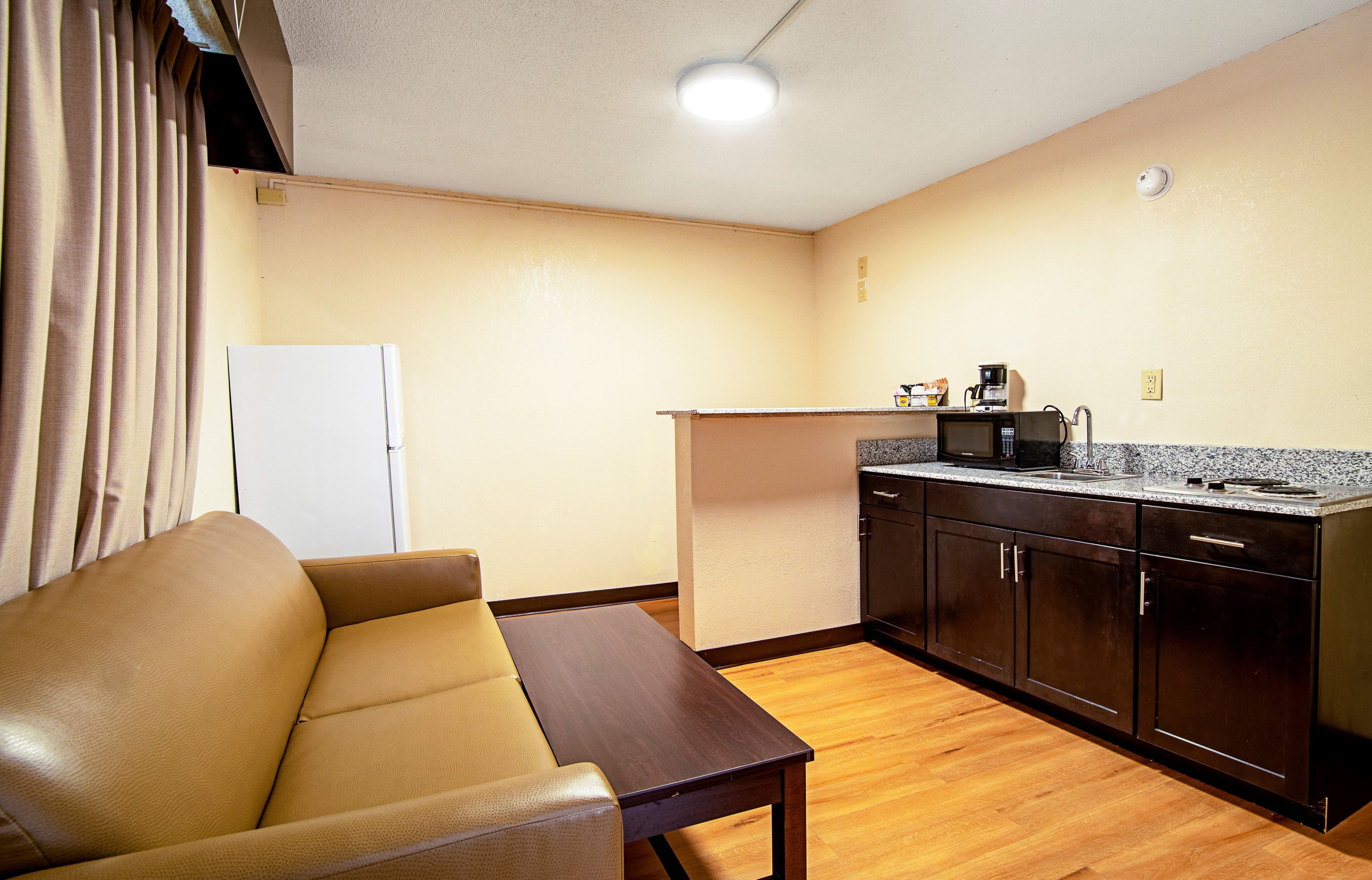 Suite, 1 cama de matrimonio grande, no fumadores, cocina | Cocina privada | Cafetera o tetera, frigorífico y microondas